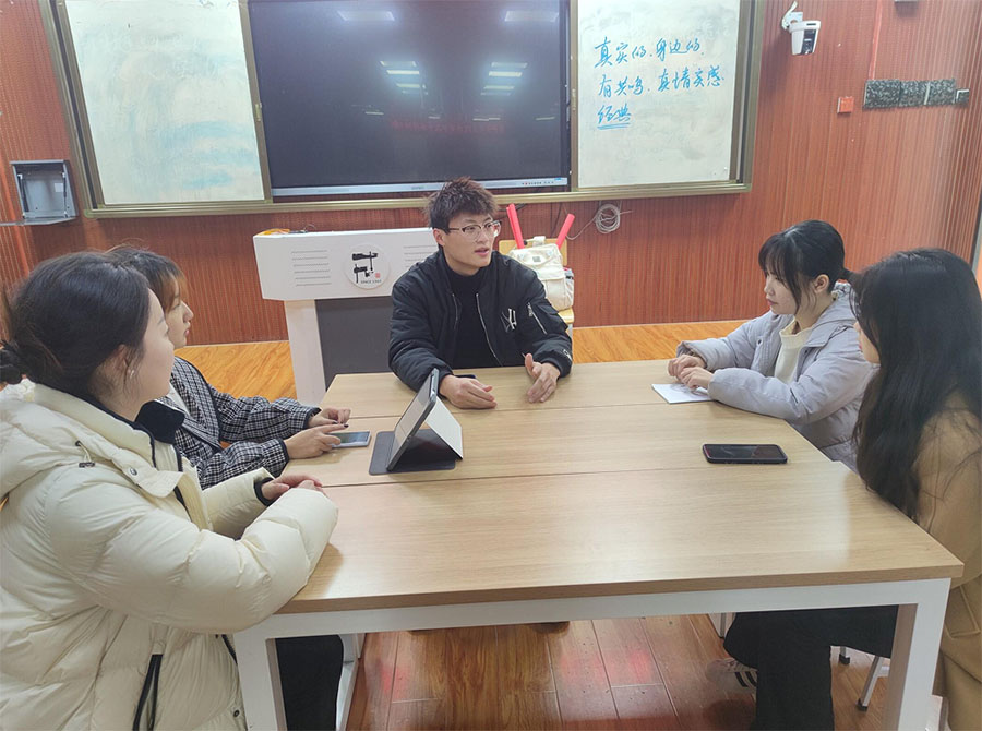 ���Z�̌W�B͸�n�ã�Ӣ�Z���M˼���lչ���������W�MӢ�Z�n��˼�������о�ꠡ�����_չ������`���