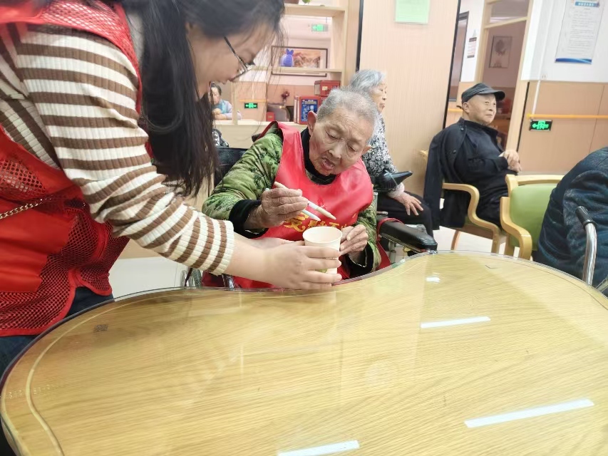 �ĳǴ�W(xu��)����־Ը����(w��)�F(tu��n)�e�k���¹����ˣ�ů����顱־