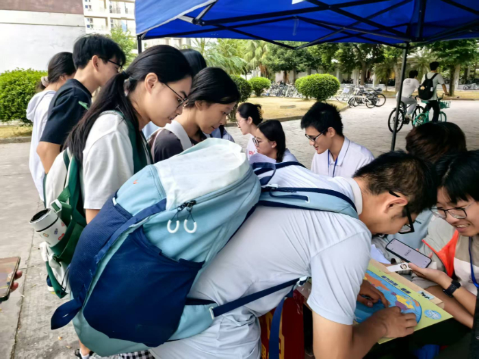 ��(sh��)�㌤ۙ���ǻ� ���ؽ�a���ں� ������УƯ��(sh��)�f(xi��)��(hu��)�c����f(xi��)��(hu��)У�@�����A̽����W(xu��)�ƌ�(sh��)�`��