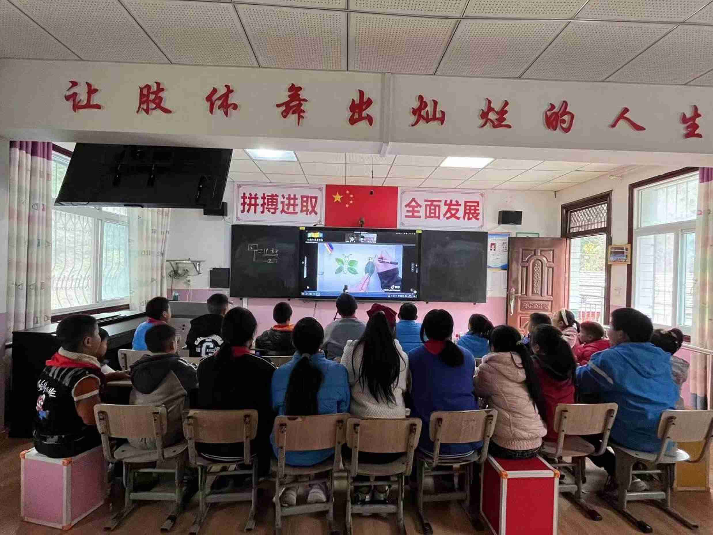 �m�ݽ�ͨ��W(xu��)��ľ���̌W(xu��)Ժ�M������־Ը������_(k��i)չ��ͯ��һ�n������֧��־Ը����(w��)���(d��ng)